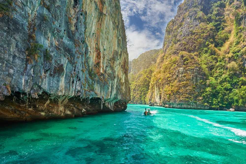 photo of speedboat approaching the Phi Phi Islands