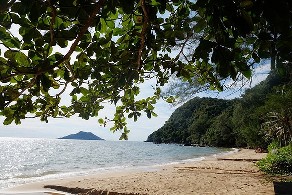 laem singh beach with a view over the sea from beach level