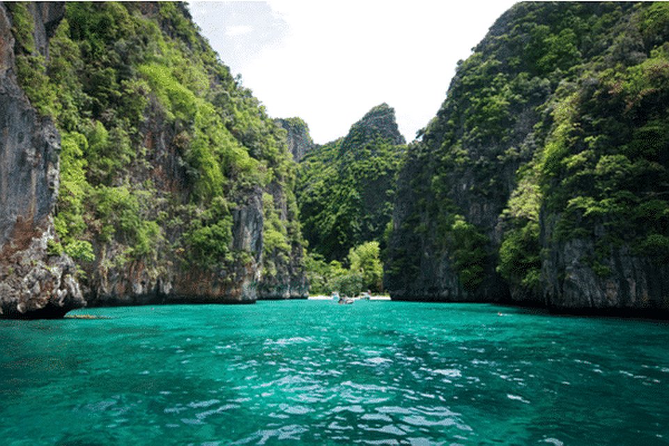 The small strip of sand near the entrance of Pileh Lagoon